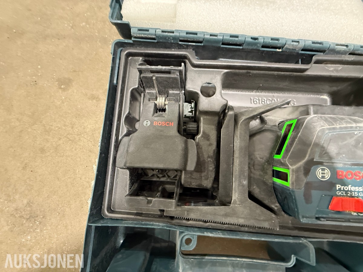 Parti Milwaukee og Bosch elektroverktøy med batterier, ladere og kofferter