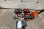 Parti Milwaukee og Bosch elektroverktøy med batterier, ladere og kofferter
