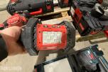 Parti Milwaukee og Bosch elektroverktøy med batterier, ladere og kofferter