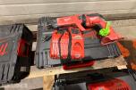 Parti Milwaukee og Bosch elektroverktøy med batterier, ladere og kofferter
