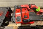 Parti Milwaukee og Bosch elektroverktøy med batterier, ladere og kofferter