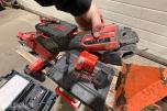 Parti Milwaukee og Bosch elektroverktøy med batterier, ladere og kofferter