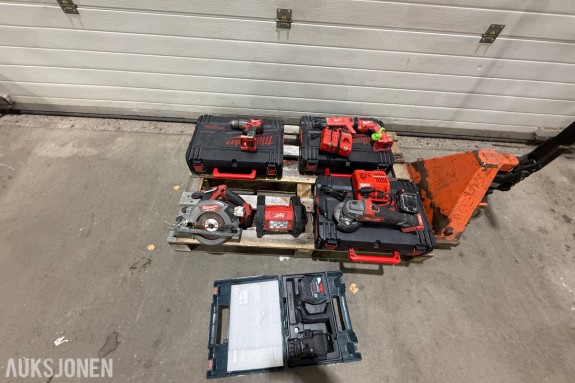 Parti Milwaukee og Bosch elektroverktøy med batterier, ladere og kofferter