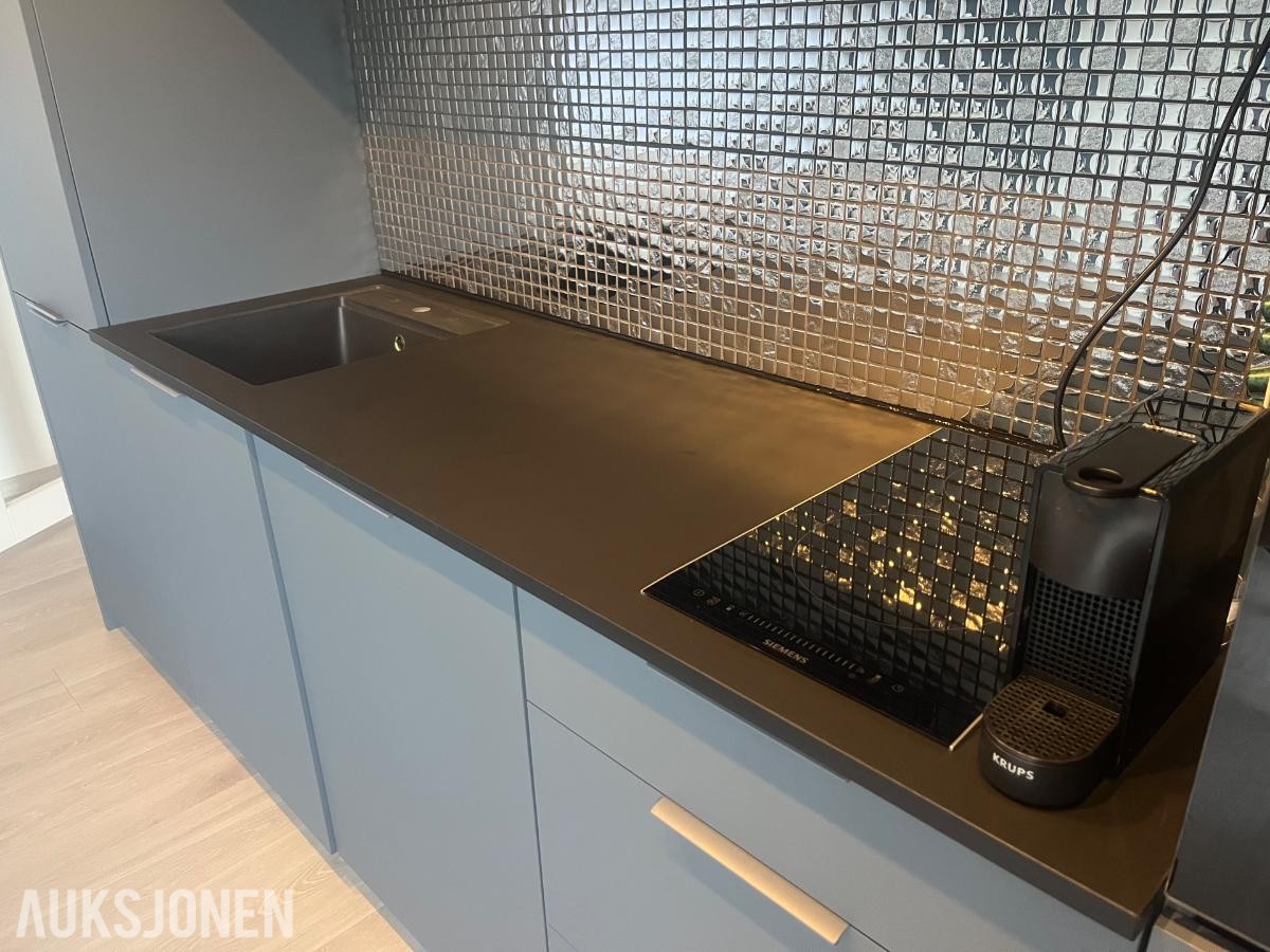 NY - Benkeplate med underlimt kompositt vask