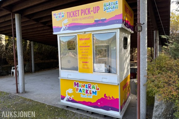 Kiosk / billettluke / salgsbod med strømopplegg – ca. 1,25 x 1,85 x 2,90 m