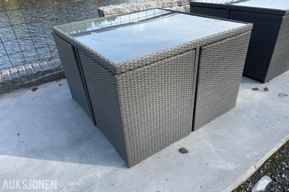 2 stk. rotting hagemøbelsett med glassbord – totalt 8 stoler og 4 puffer