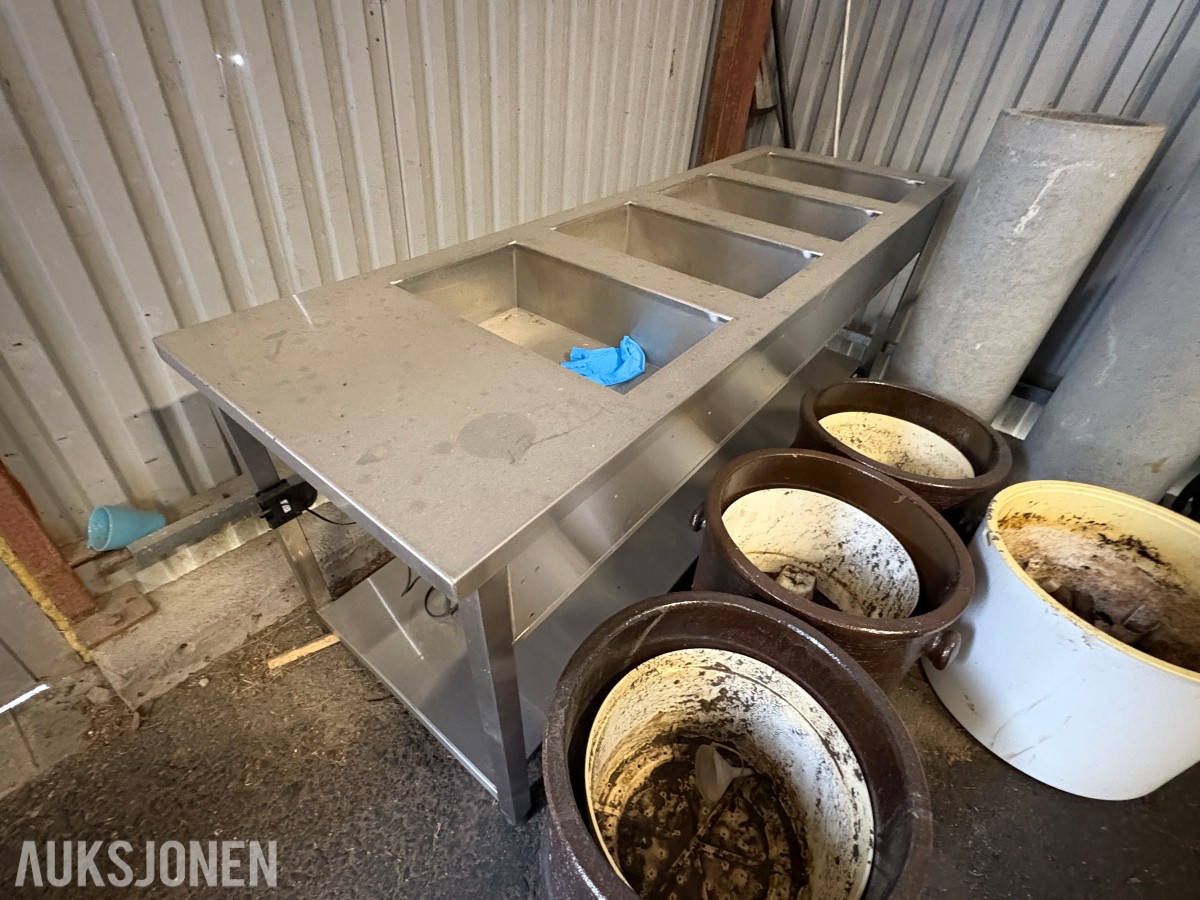 Storkjøkkenbord i rustfritt stål – 4 vannbad/kummer – elektrisk høydejustering – ubrukt