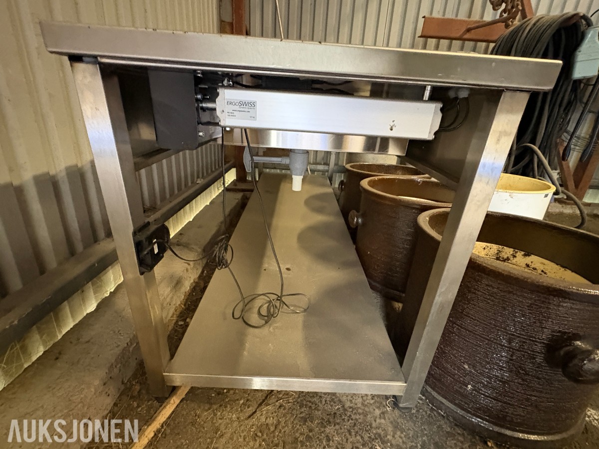 Storkjøkkenbord i rustfritt stål – 4 vannbad/kummer – elektrisk høydejustering – ubrukt