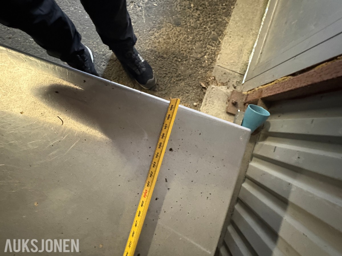 Storkjøkkenbord i rustfritt stål – 4 vannbad/kummer – elektrisk høydejustering – ubrukt
