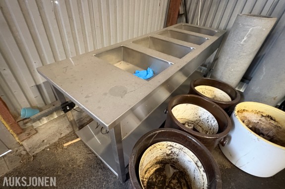 Storkjøkkenbord i rustfritt stål – 4 vannbad/kummer – elektrisk høydejustering – ubrukt