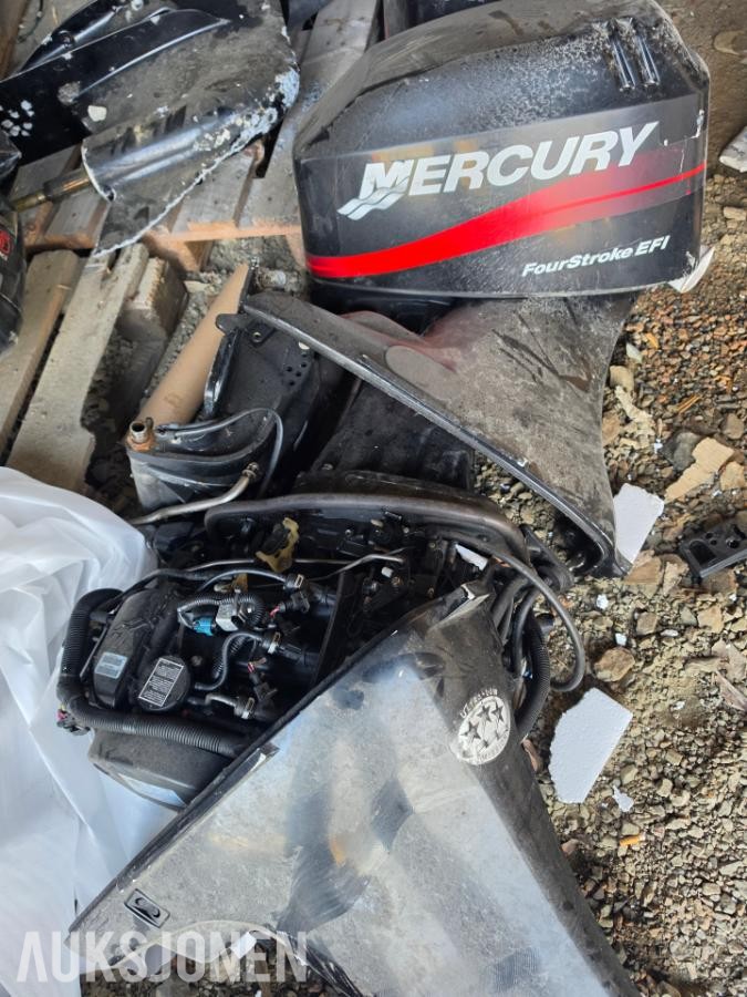 8 stk påhengs motorer selges som reparasjons objekter