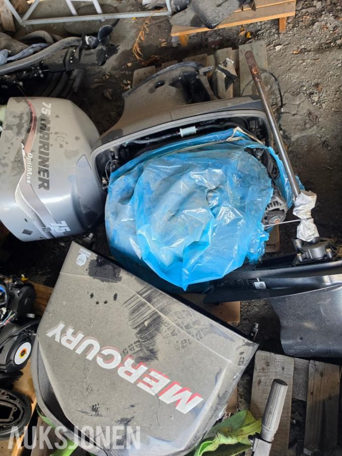 8 stk påhengs motorer selges som reparasjons objekter