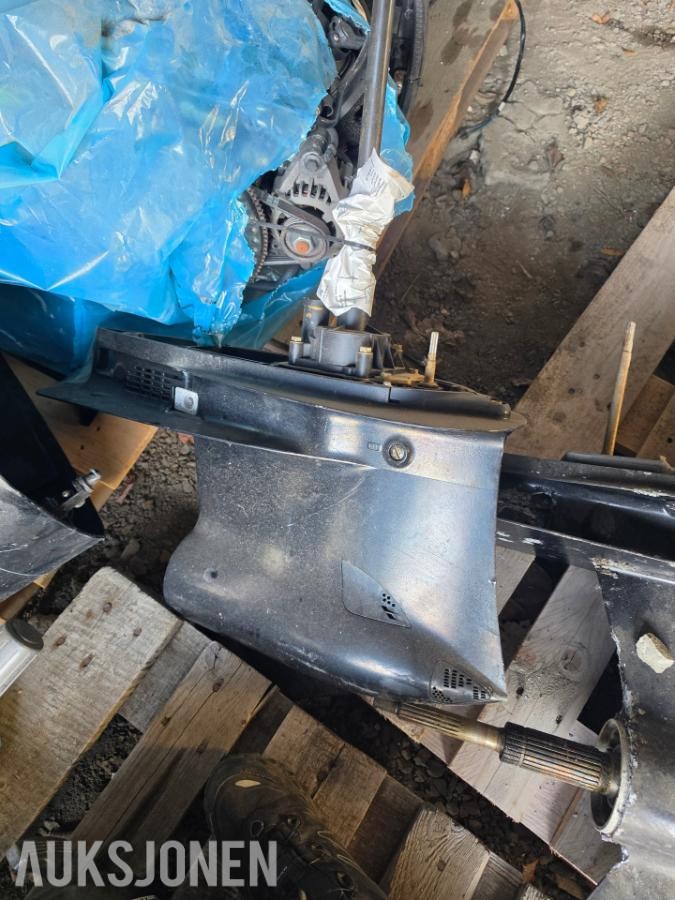 8 stk påhengs motorer selges som reparasjons objekter
