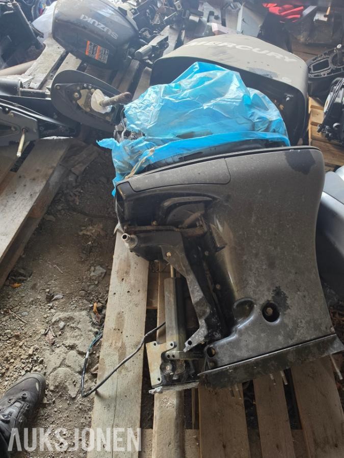 8 stk påhengs motorer selges som reparasjons objekter