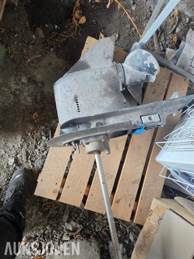 8 stk påhengs motorer selges som reparasjons objekter