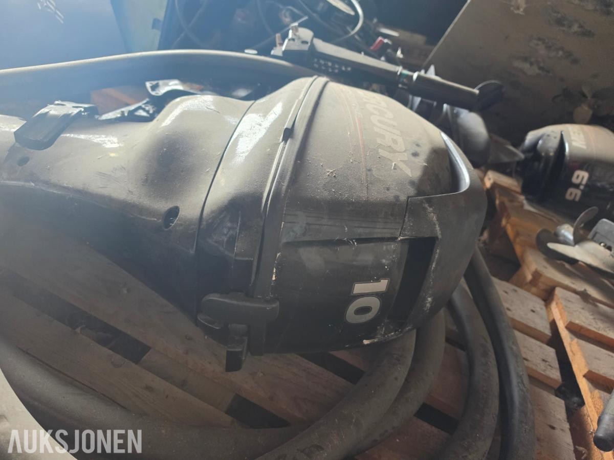 8 stk påhengs motorer selges som reparasjons objekter
