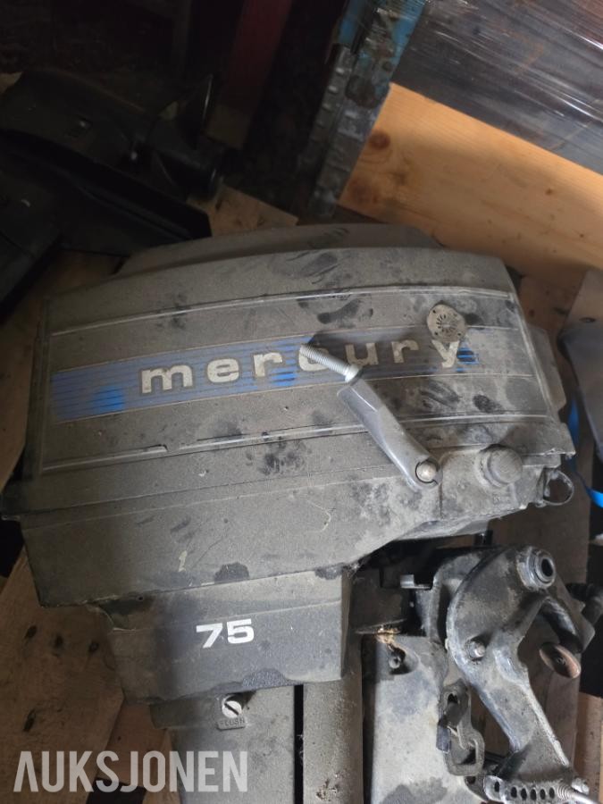 8 stk påhengs motorer selges som reparasjons objekter