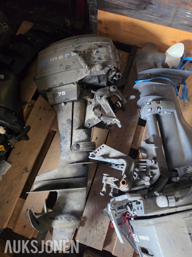8 stk påhengs motorer selges som reparasjons objekter