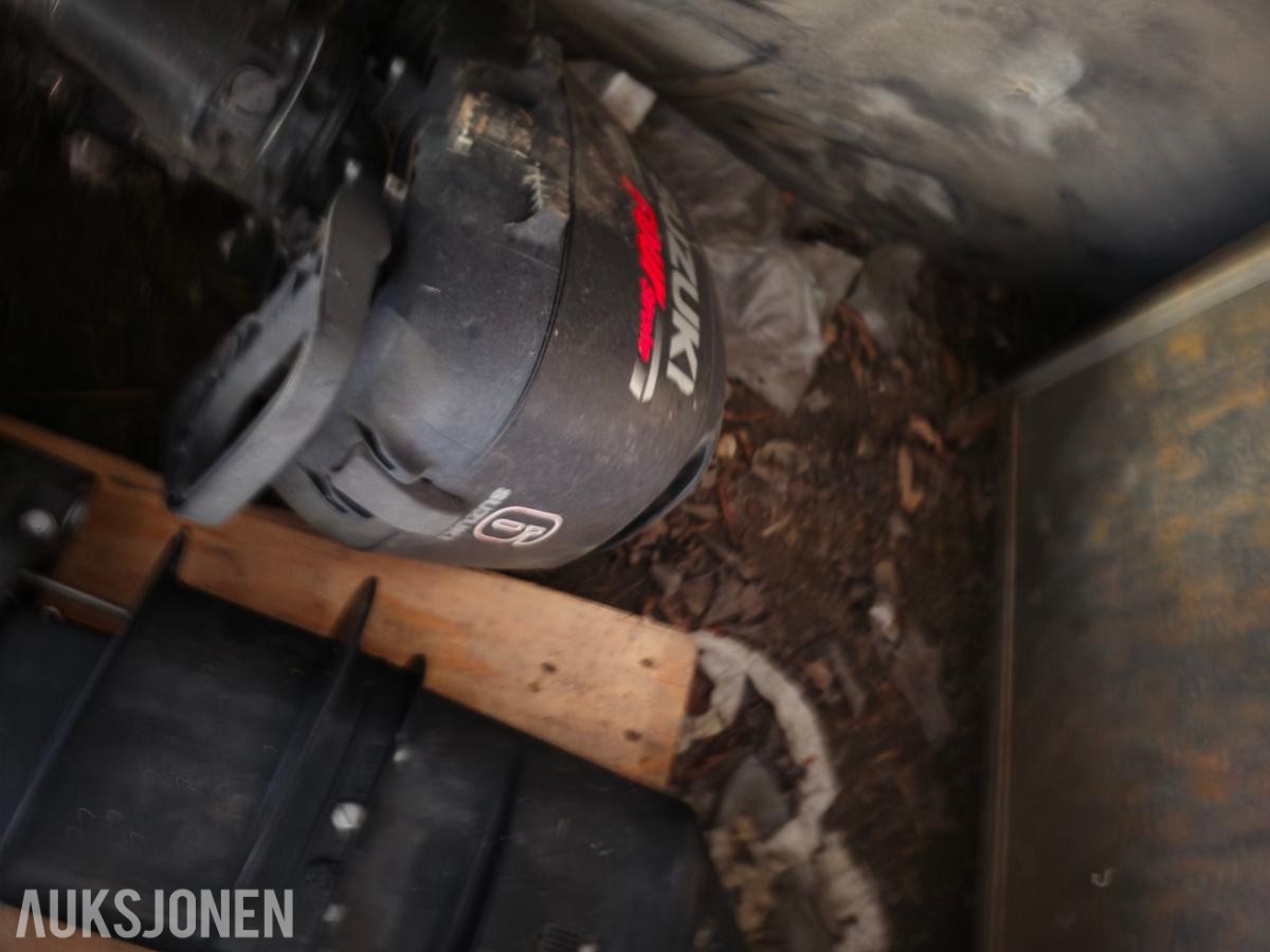 8 stk påhengs motorer selges som reparasjons objekter