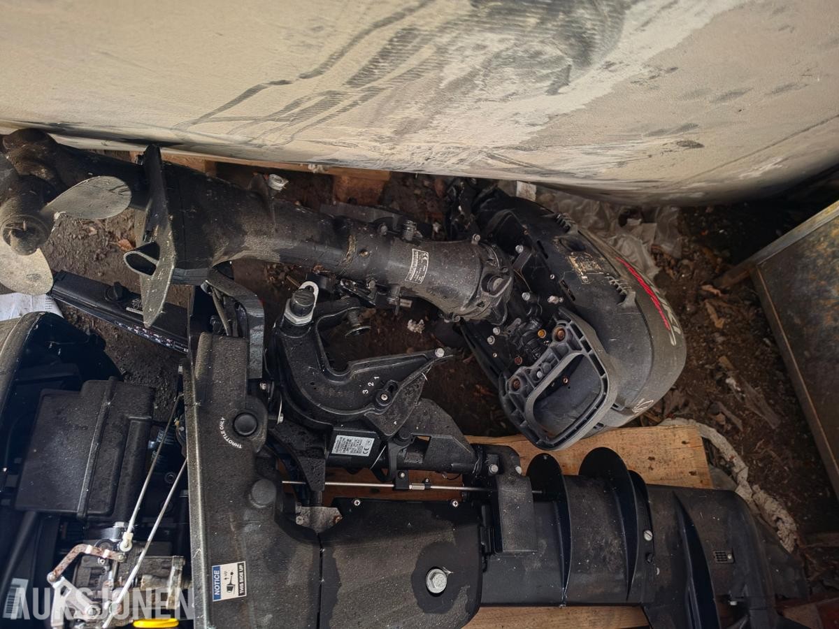 8 stk påhengs motorer selges som reparasjons objekter
