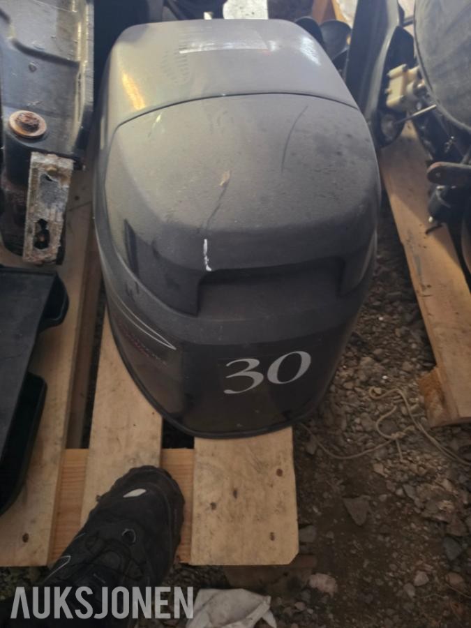 8 stk påhengs motorer selges som reparasjons objekter