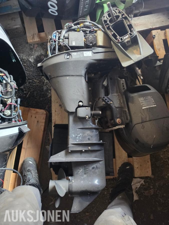 8 stk påhengs motorer selges som reparasjons objekter