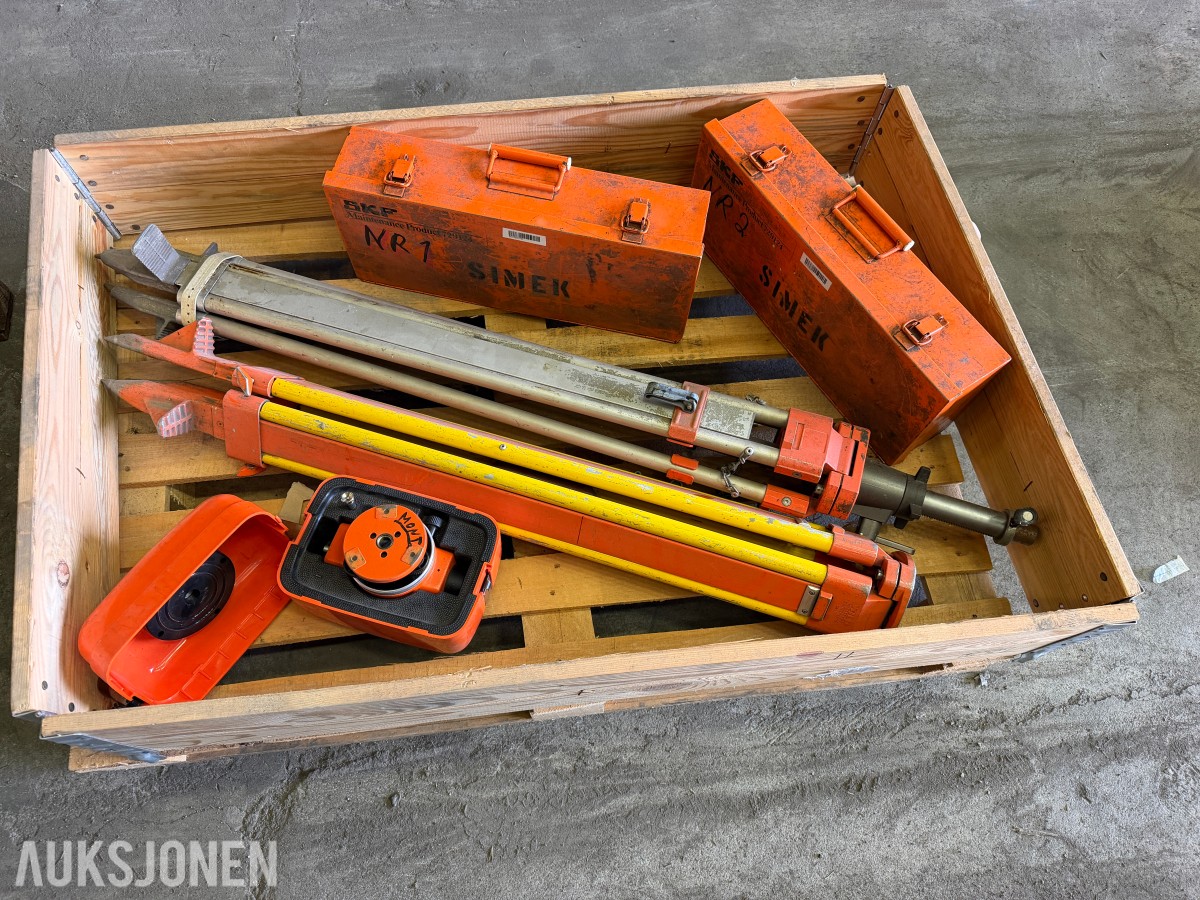 PARTI MED SKF HYDRAULIKKPUMPER, WILD NA-0 NIVELLERINGSINSTRUMENT OG STATIVER