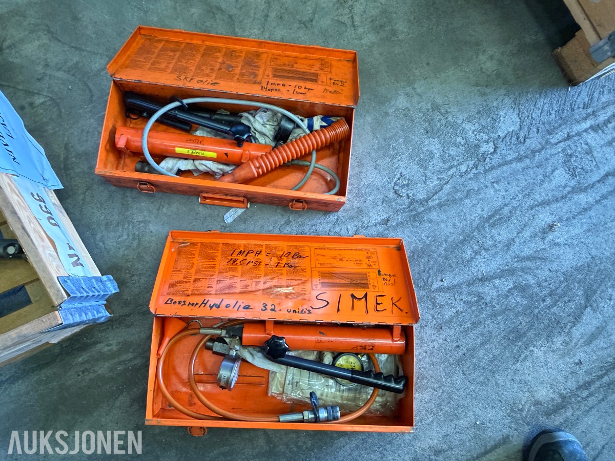 PARTI MED SKF HYDRAULIKKPUMPER, WILD NA-0 NIVELLERINGSINSTRUMENT OG STATIVER