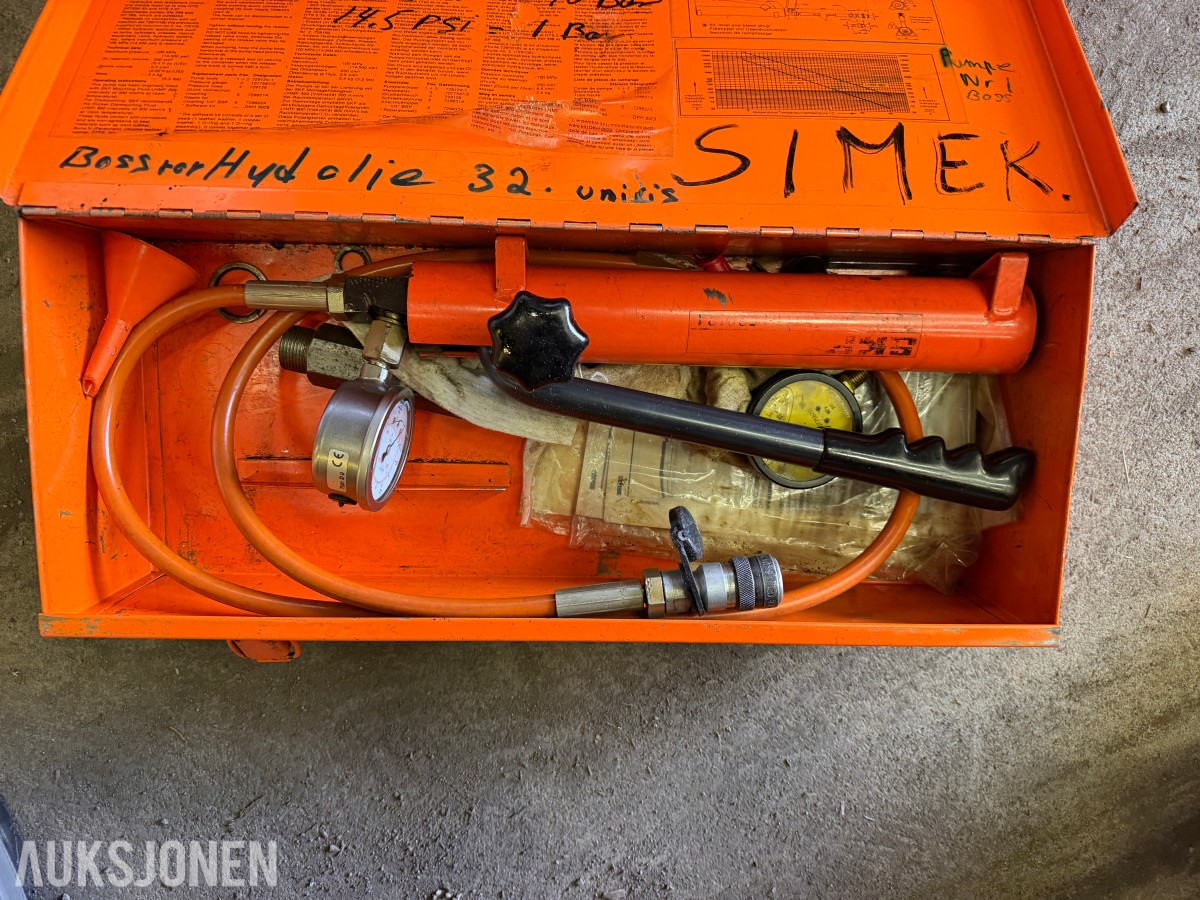 PARTI MED SKF HYDRAULIKKPUMPER, WILD NA-0 NIVELLERINGSINSTRUMENT OG STATIVER