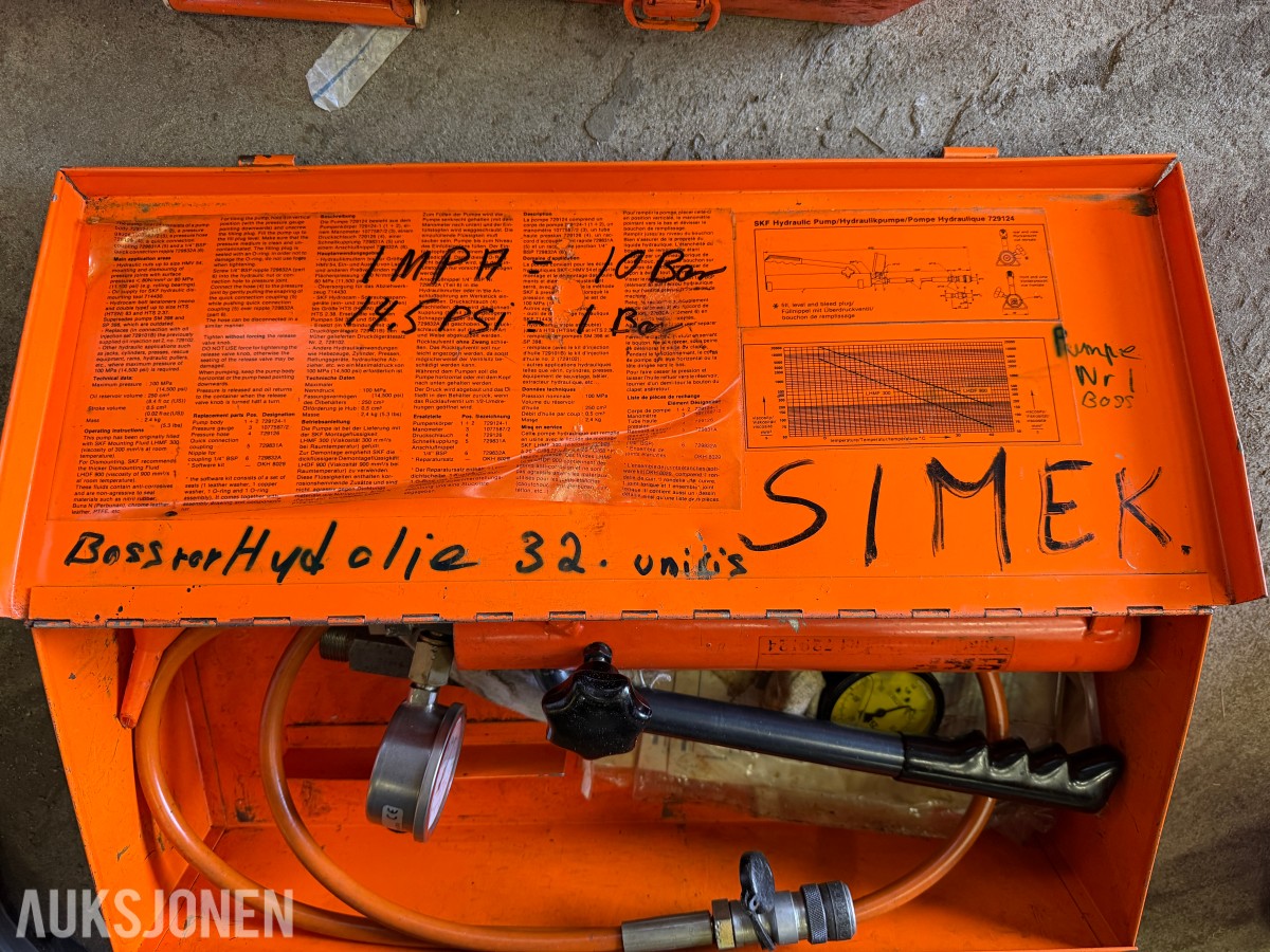 PARTI MED SKF HYDRAULIKKPUMPER, WILD NA-0 NIVELLERINGSINSTRUMENT OG STATIVER