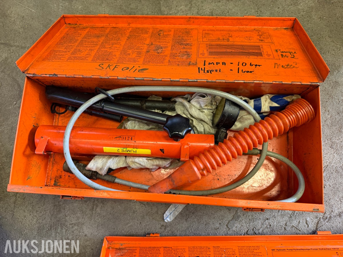PARTI MED SKF HYDRAULIKKPUMPER, WILD NA-0 NIVELLERINGSINSTRUMENT OG STATIVER