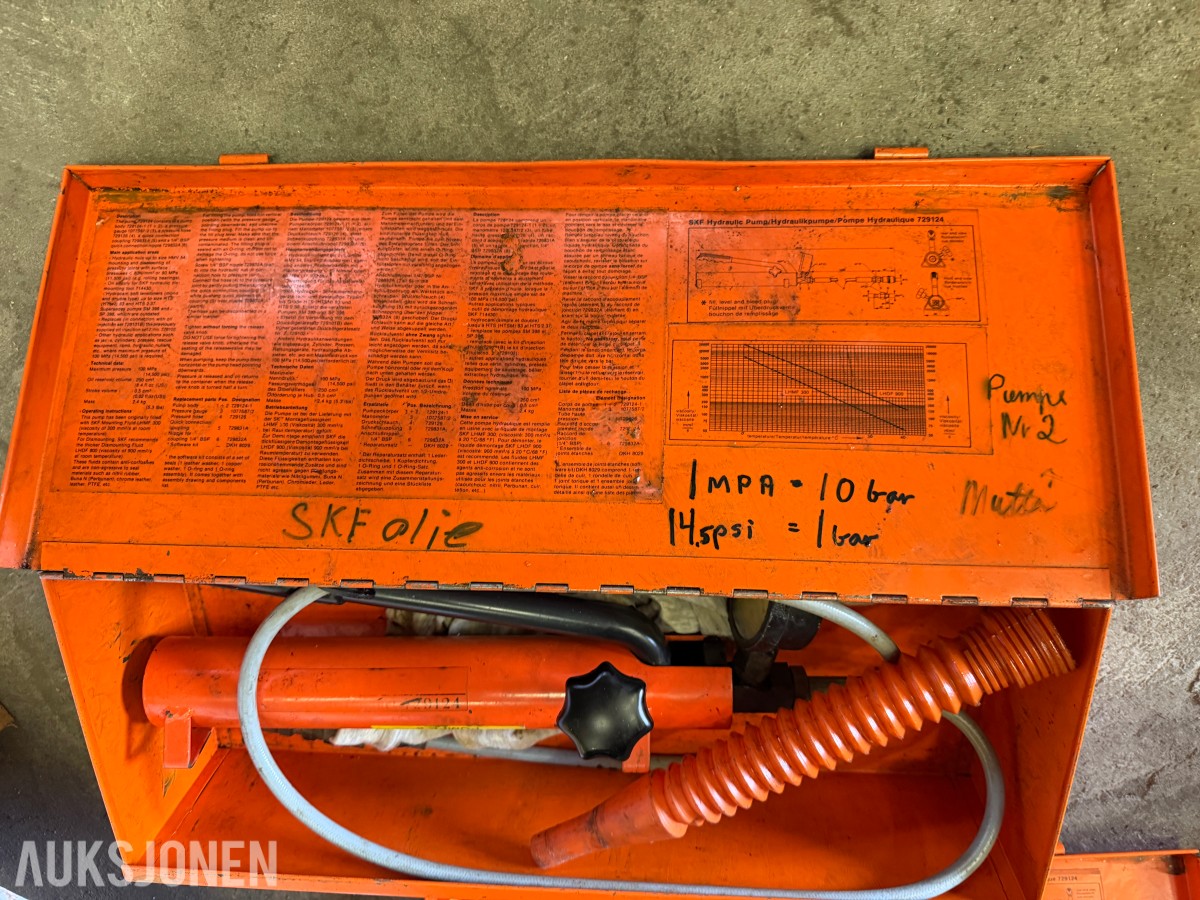 PARTI MED SKF HYDRAULIKKPUMPER, WILD NA-0 NIVELLERINGSINSTRUMENT OG STATIVER
