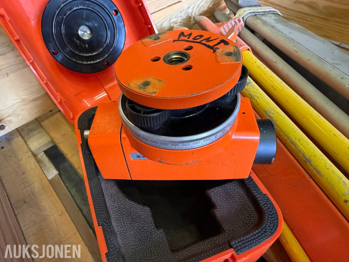 PARTI MED SKF HYDRAULIKKPUMPER, WILD NA-0 NIVELLERINGSINSTRUMENT OG STATIVER