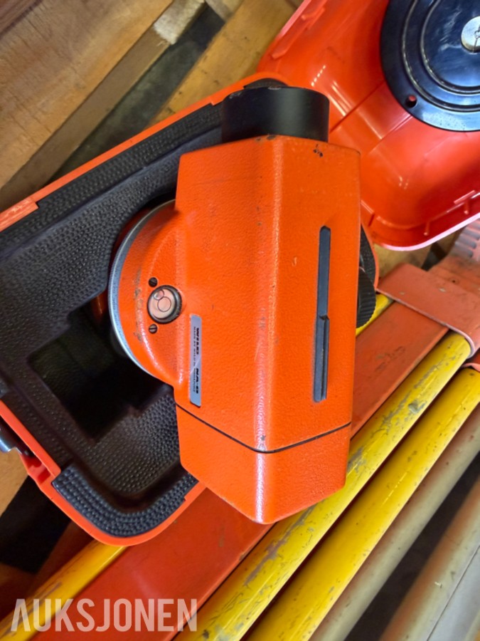 PARTI MED SKF HYDRAULIKKPUMPER, WILD NA-0 NIVELLERINGSINSTRUMENT OG STATIVER