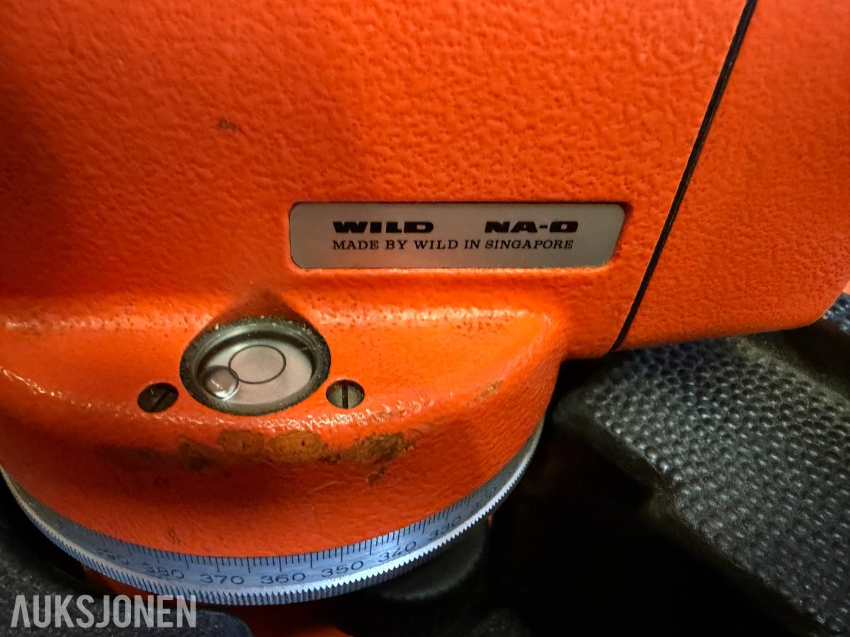 PARTI MED SKF HYDRAULIKKPUMPER, WILD NA-0 NIVELLERINGSINSTRUMENT OG STATIVER