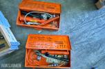 PARTI MED SKF HYDRAULIKKPUMPER, WILD NA-0 NIVELLERINGSINSTRUMENT OG STATIVER