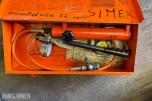 PARTI MED SKF HYDRAULIKKPUMPER, WILD NA-0 NIVELLERINGSINSTRUMENT OG STATIVER