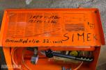 PARTI MED SKF HYDRAULIKKPUMPER, WILD NA-0 NIVELLERINGSINSTRUMENT OG STATIVER
