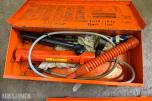 PARTI MED SKF HYDRAULIKKPUMPER, WILD NA-0 NIVELLERINGSINSTRUMENT OG STATIVER