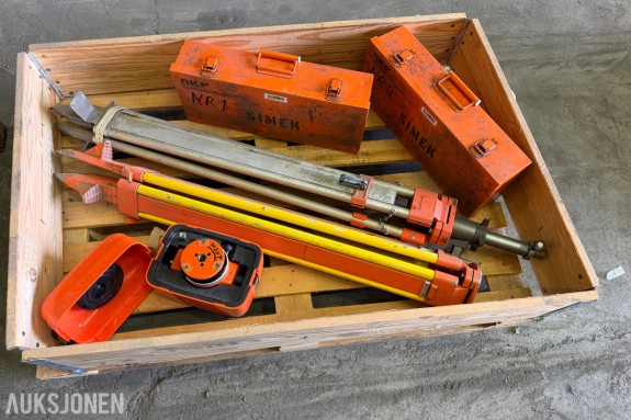 PARTI MED SKF HYDRAULIKKPUMPER, WILD NA-0 NIVELLERINGSINSTRUMENT OG STATIVER