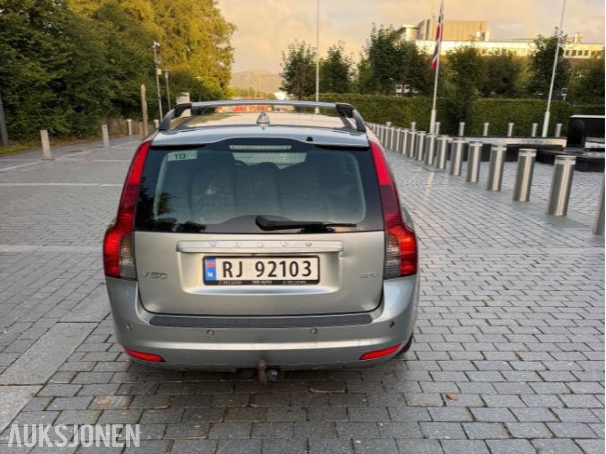 2009 VOLVO V50 2.0D 136HK AUTOMAT EU-OK 01.28 HENGERFESTE SKINN