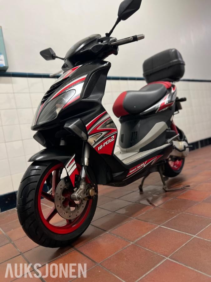 Strøken og sporty Piaggio NRG Power 2009 (Hi-Per2) – KUN kjørt 6 872 km!