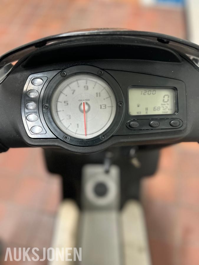 Strøken og sporty Piaggio NRG Power 2009 (Hi-Per2) – KUN kjørt 6 872 km!