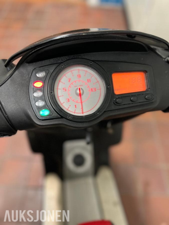 Strøken og sporty Piaggio NRG Power 2009 (Hi-Per2) – KUN kjørt 6 872 km!