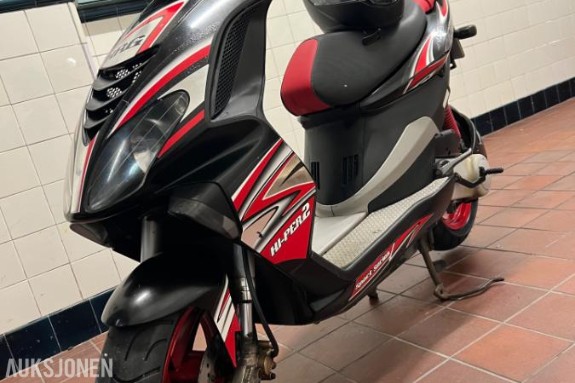 Strøken og sporty Piaggio NRG Power 2009 (Hi-Per2) – KUN kjørt 6 872 km!