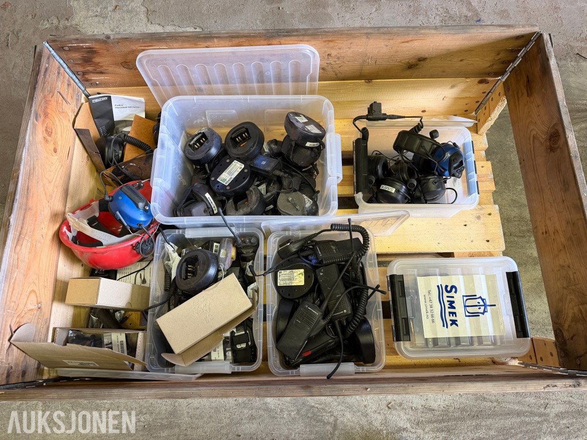 PARTI MED MOTOROLA GP340 UHF SAMBANDSRADIOER, HODESETT, LADERE OG TILBEHØR