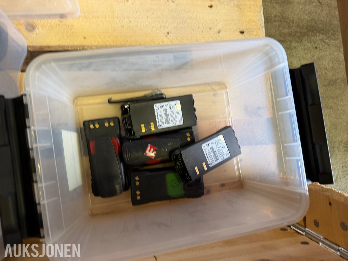 PARTI MED MOTOROLA GP340 UHF SAMBANDSRADIOER, HODESETT, LADERE OG TILBEHØR