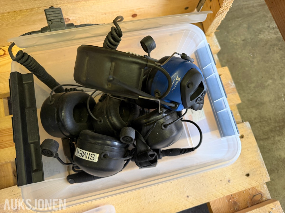PARTI MED MOTOROLA GP340 UHF SAMBANDSRADIOER, HODESETT, LADERE OG TILBEHØR