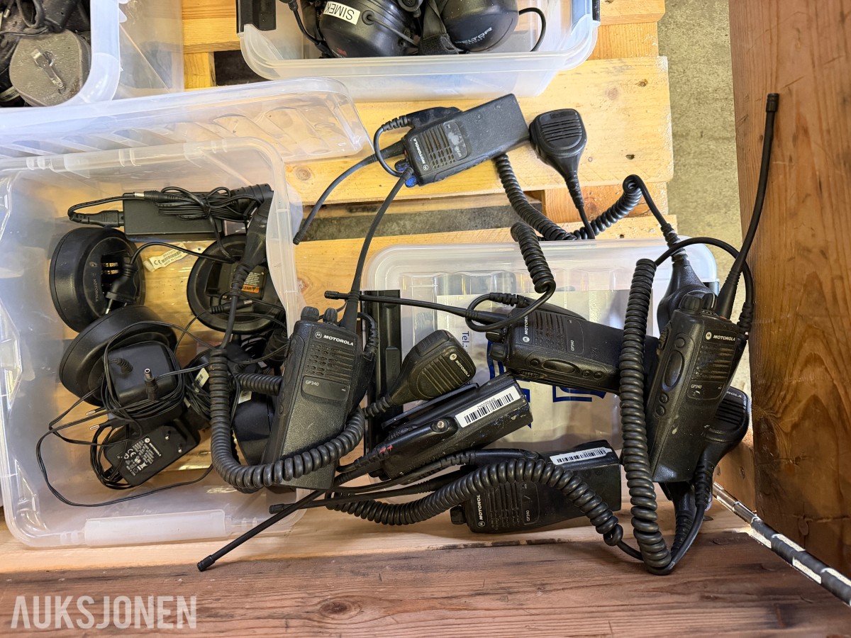 PARTI MED MOTOROLA GP340 UHF SAMBANDSRADIOER, HODESETT, LADERE OG TILBEHØR