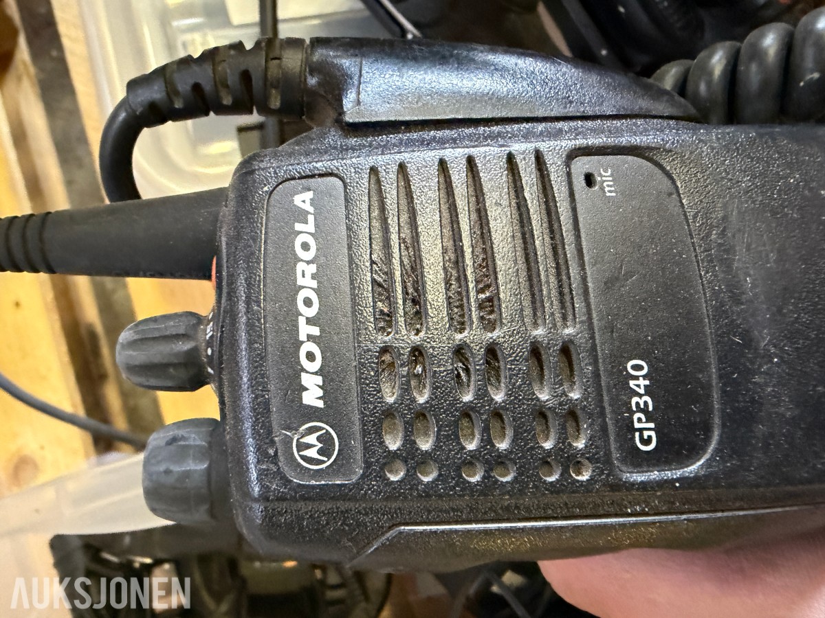PARTI MED MOTOROLA GP340 UHF SAMBANDSRADIOER, HODESETT, LADERE OG TILBEHØR